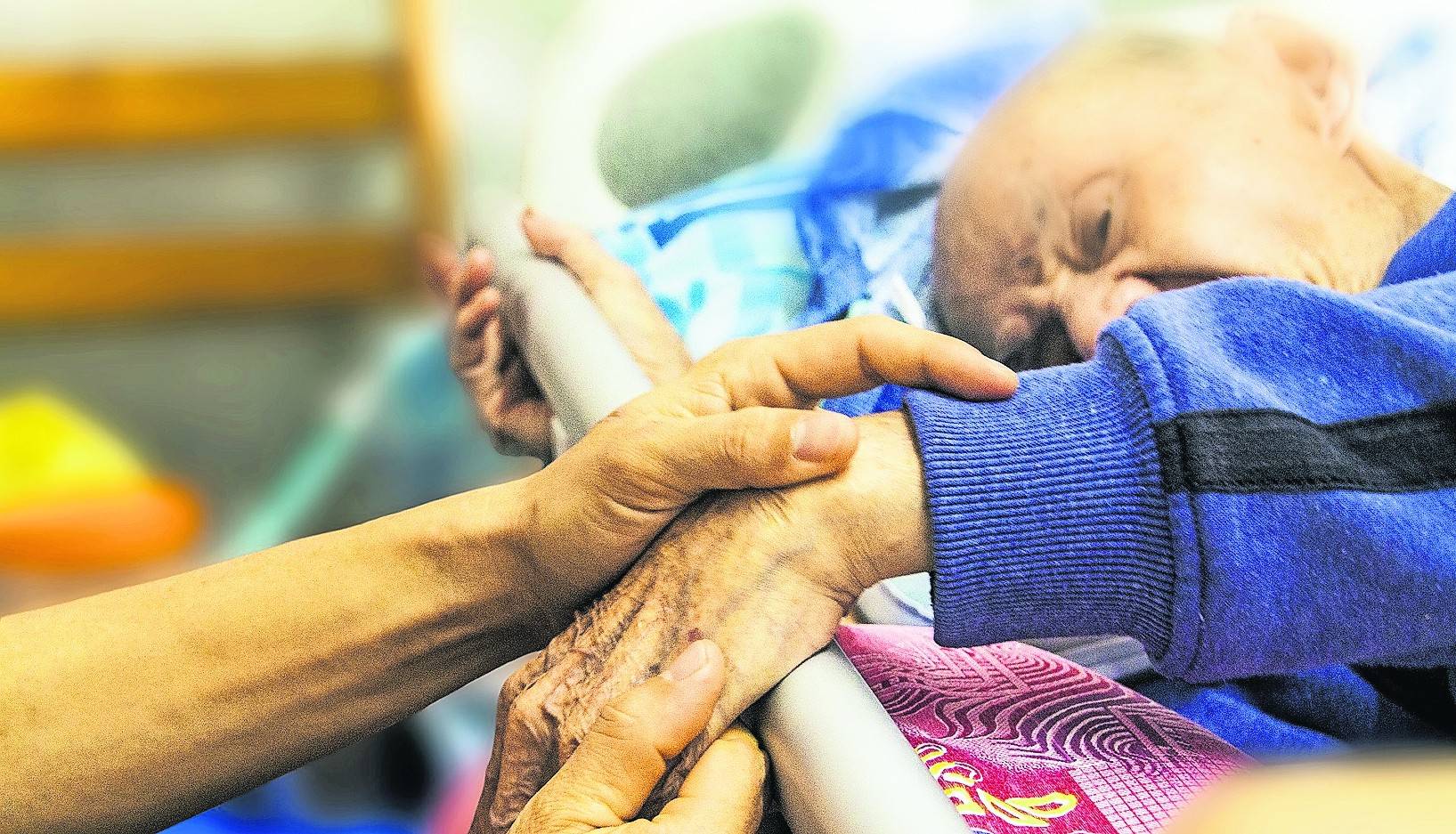 Pflegende Angehörige können bei der AWO kostenlos Kurse zum Thema Pflege machen.