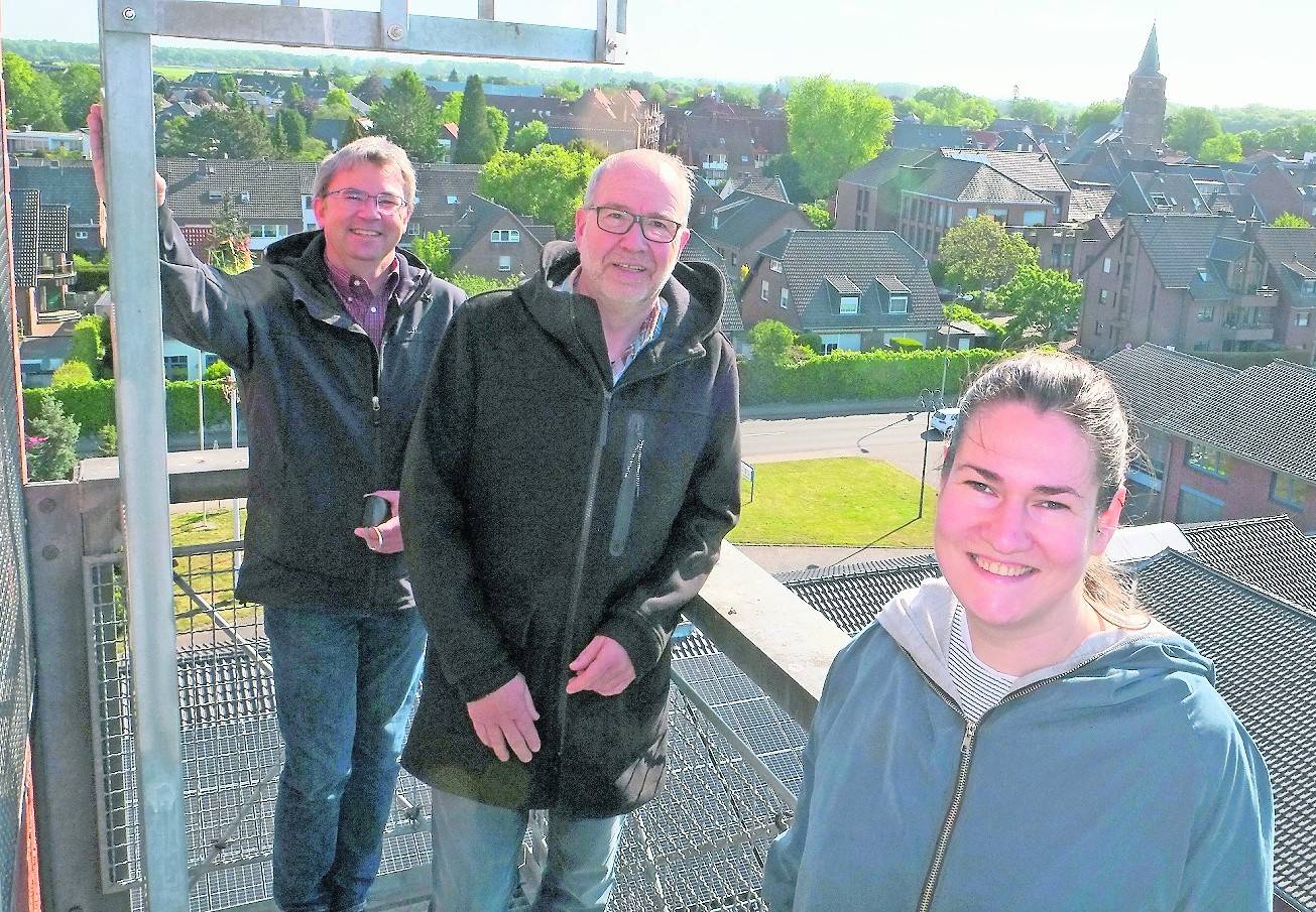 Michael Deprez, Walther Hintzen und Julia Federer (v.l.) begutachteten vom Steigerturm aus die Montage der neue Photovoltaik-Anlage auf dem Dach der Feuerwehr.