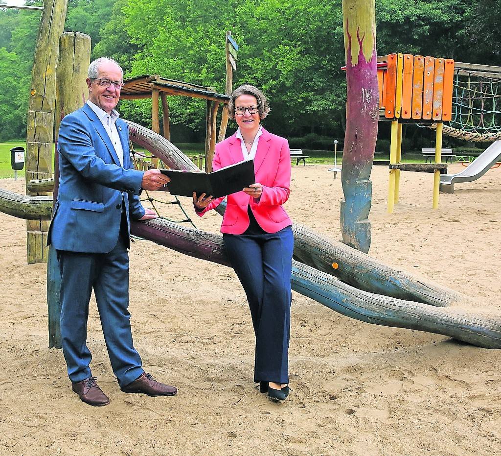 NRW-Ministerin Ina Scharrenbach überreichte auf dem Spielplatz im Volksgarten, der zum familienfreundlichen Spielpark umgebaut werden soll, gleich drei Förderbescheide an OB Hans Wilhelm Reiners.