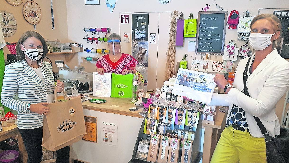 In den sozialen Medien ist Brigitte Gehlhausen (Mitte) mit ihrem Geschäft schon präsent. Welche weiteren Möglichkeiten es gibt, darüber informieren Alexandra Schellhorn vom Stadtmarketing (l.) und Birgit Terschluse von der IHK Mittlerer Niederrhein.