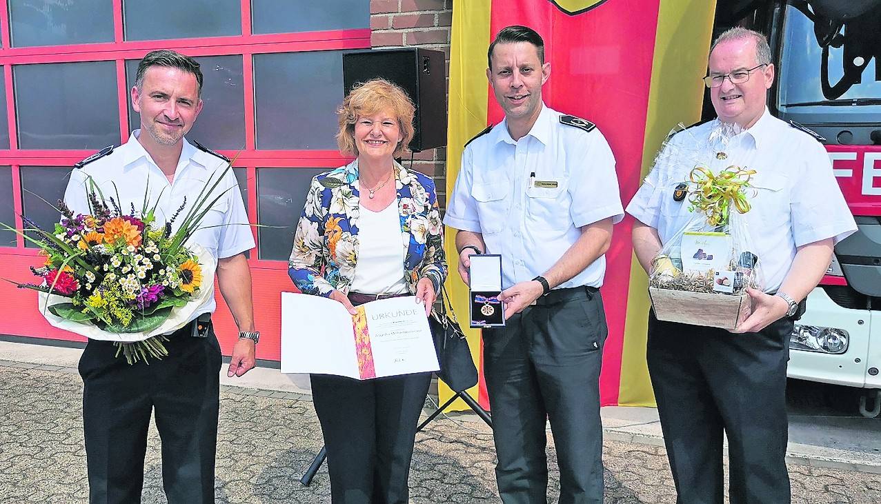 Die Ehrenmedaille ging an Bürgermeisterin Angelika Mielke-Westerlage. Sie zeichnete unter anderem auch Wolfgang Brocker (Foto unten l.) für 35 Jahre im Dienst aus.