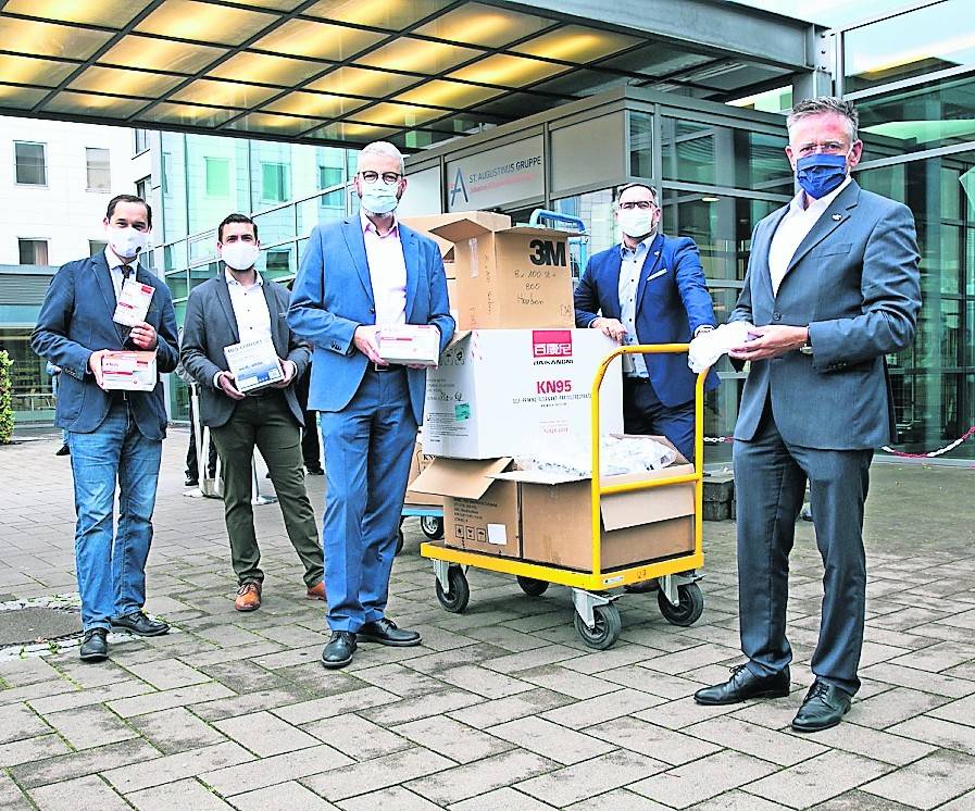 Bei der Übergabe von Schutz-Material am Johann Etienne Krankenhaus (v.l.): Paul Kudlich, Pflegedienstleiter Jörg Kurmann, Markus Richter, Kreisdezernent Harald Vieten und Landrat Hans-Jürgen Petrauschke.