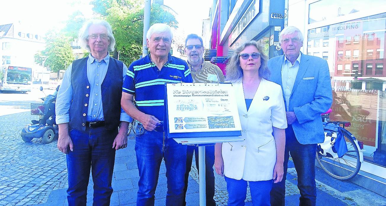 Vertreter der Kommunalwahlinitiative „Die BürgerLobbyisten“ überreichten über 130 Fragen von Bürgern an die Parteien und ihre OB-Kandidaten.