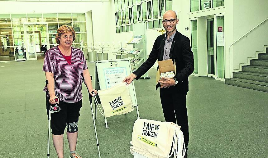  Benjamin Josephs überreichte den Gewinn an Angela Hatzel von der Arche Noah. 