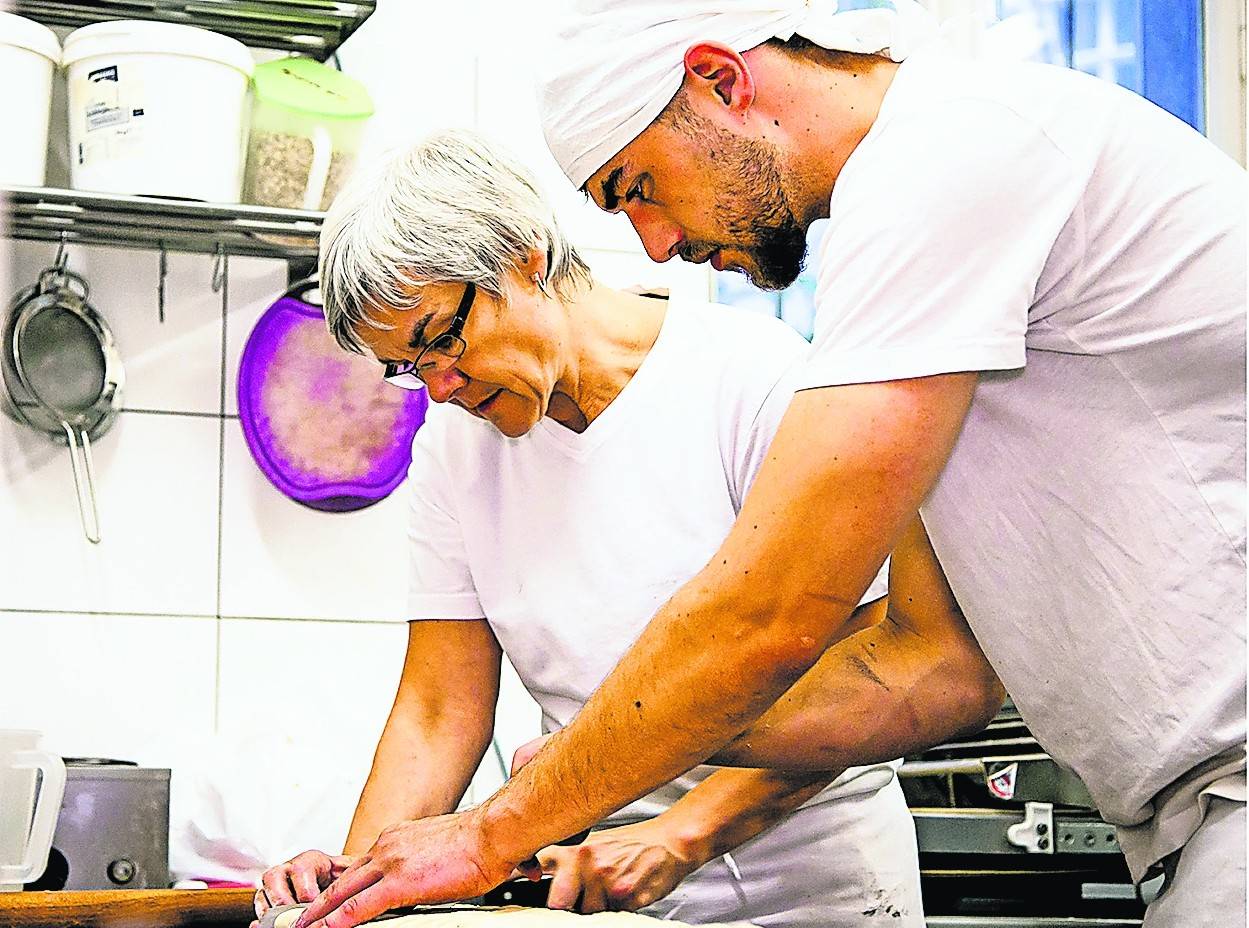 Ausbildung in einer Bäckerei: Die Gewerkschaft NGG fordert Betriebe dazu auf, auch in Krisenzeiten weiter auf Azubis zu setzen.