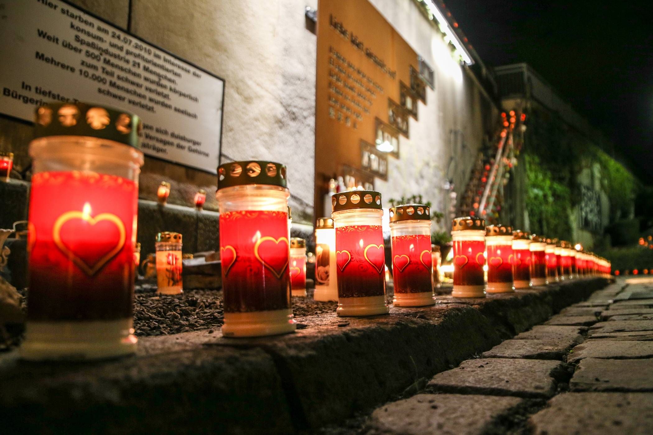  Stilles Gedenken bei der Nacht der 1000 Lichter am Mahnmal zur Loveparade-Katastrophe 