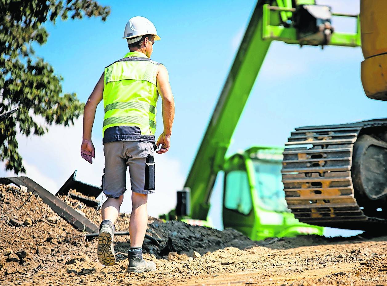 Bald allein auf der Baustelle? Baufirmen steuern auf einen verschärften Fachkräftemangel zu – wenn die Branche für Beschäftigte nicht attraktiver wird, warnt die IG BAU.