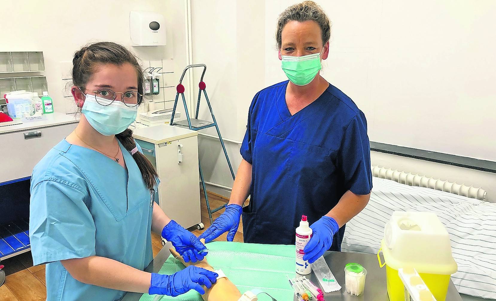  „So geht’s“ – Cennet-Nur Marcin (l). übt nach Anleitung von Anja Amft die richtigen Griffe. 