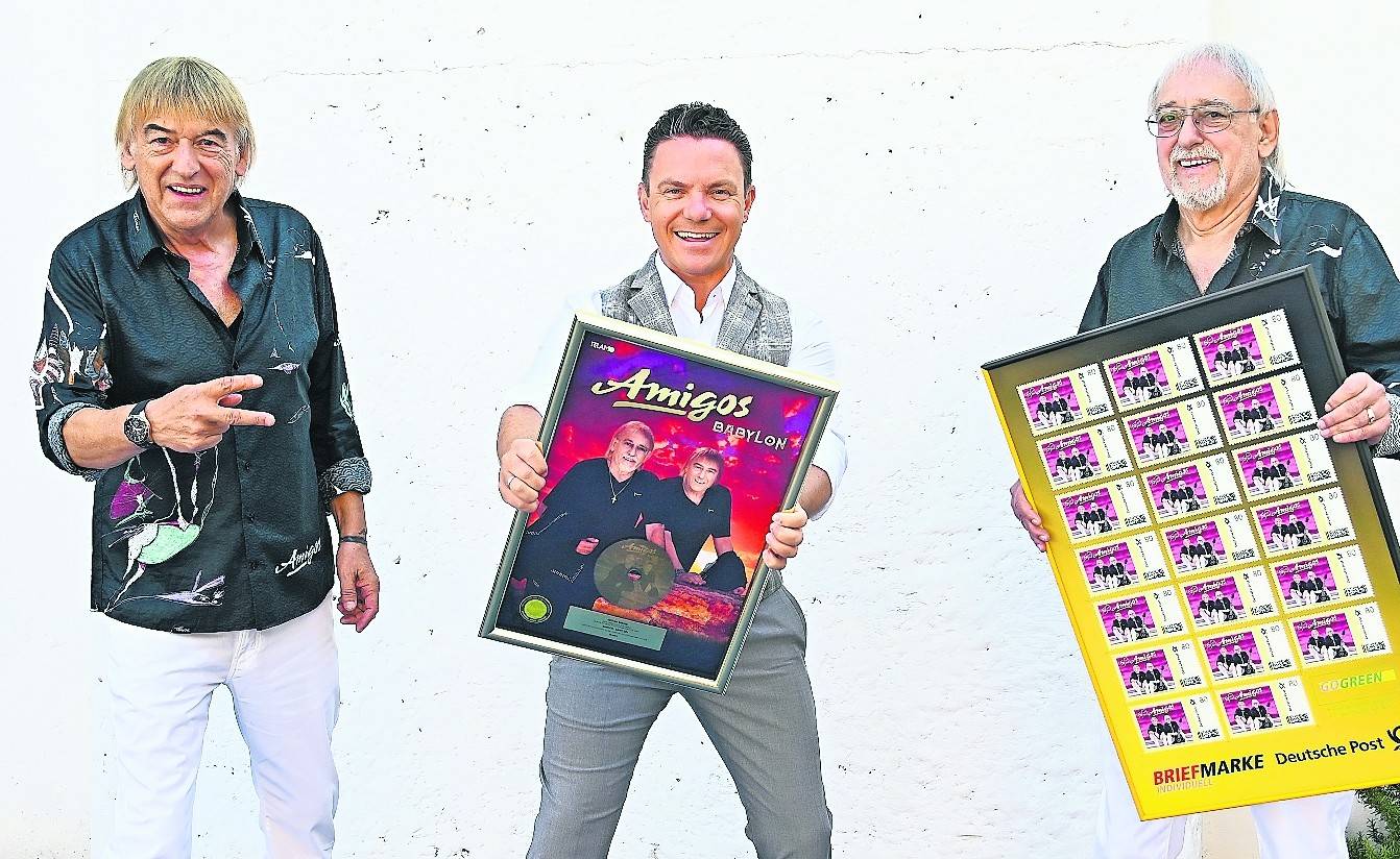 „Die Amigos“ (hier mit TV-Moderator Stefan Mross) kommen am 27. September für ein exklusives Deutschlandkonzert zum „Strandkorb Open Air“ in den SparkassenPark.