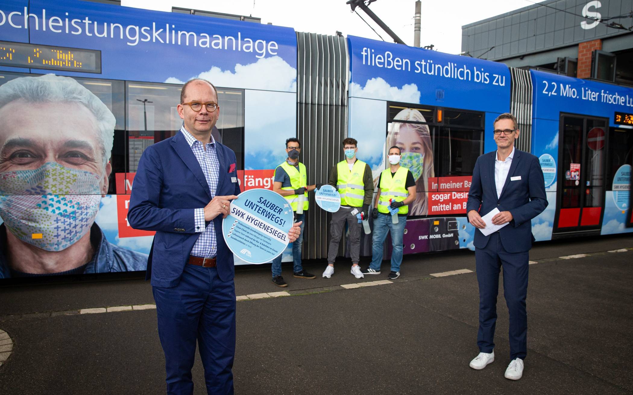  Vorstandssprecher Carsten Liedtke (links) und SWK Mobil-Geschäftsführer Guido Stilling (rechts) präsentierten in Anwesenheit eines Hygienteams das neue SWK Hygienesiegel.						                                 	Foto: SWK 