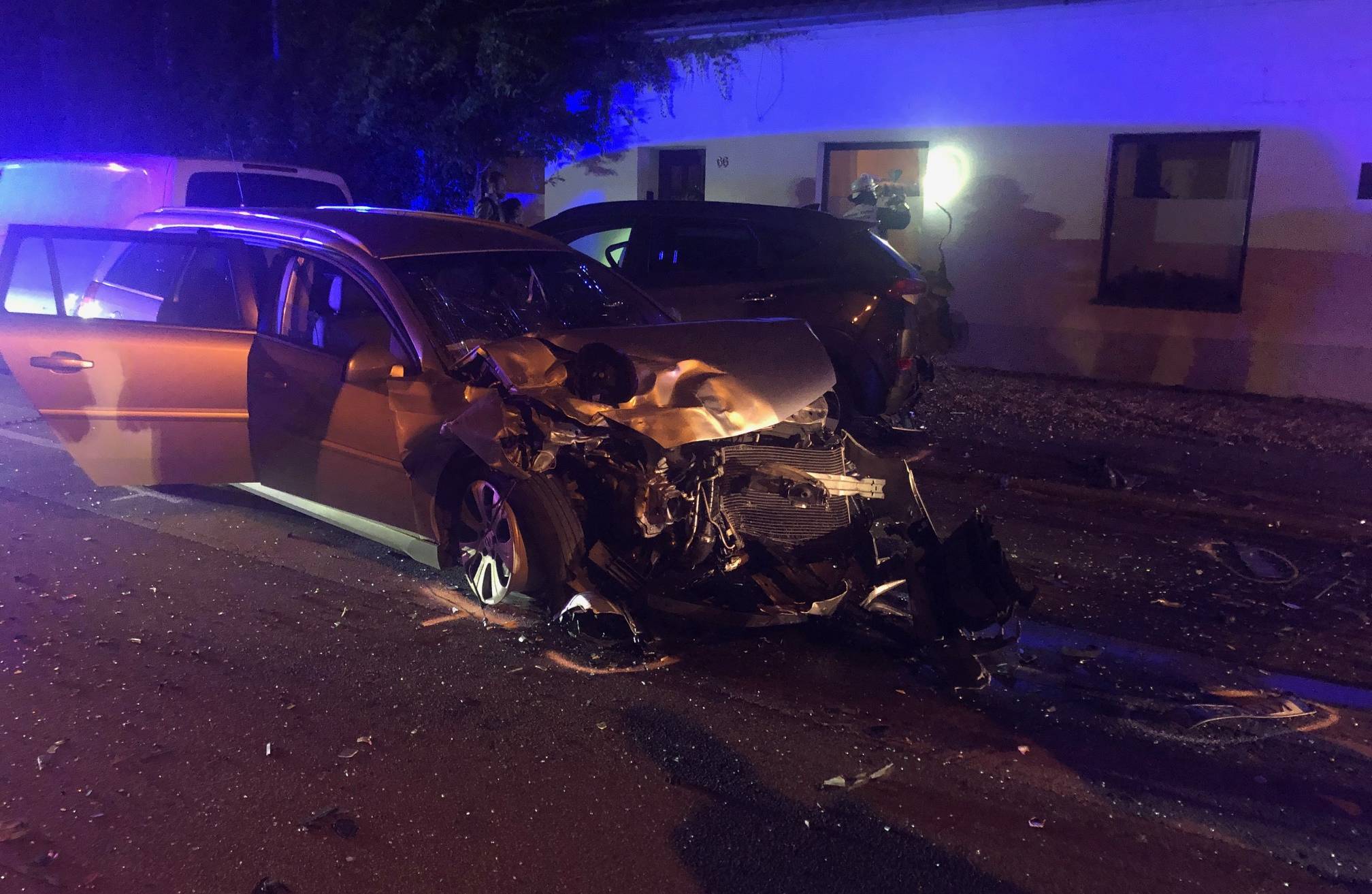 Betrunkener rast gegen parkende Autos und beschädigt Haus