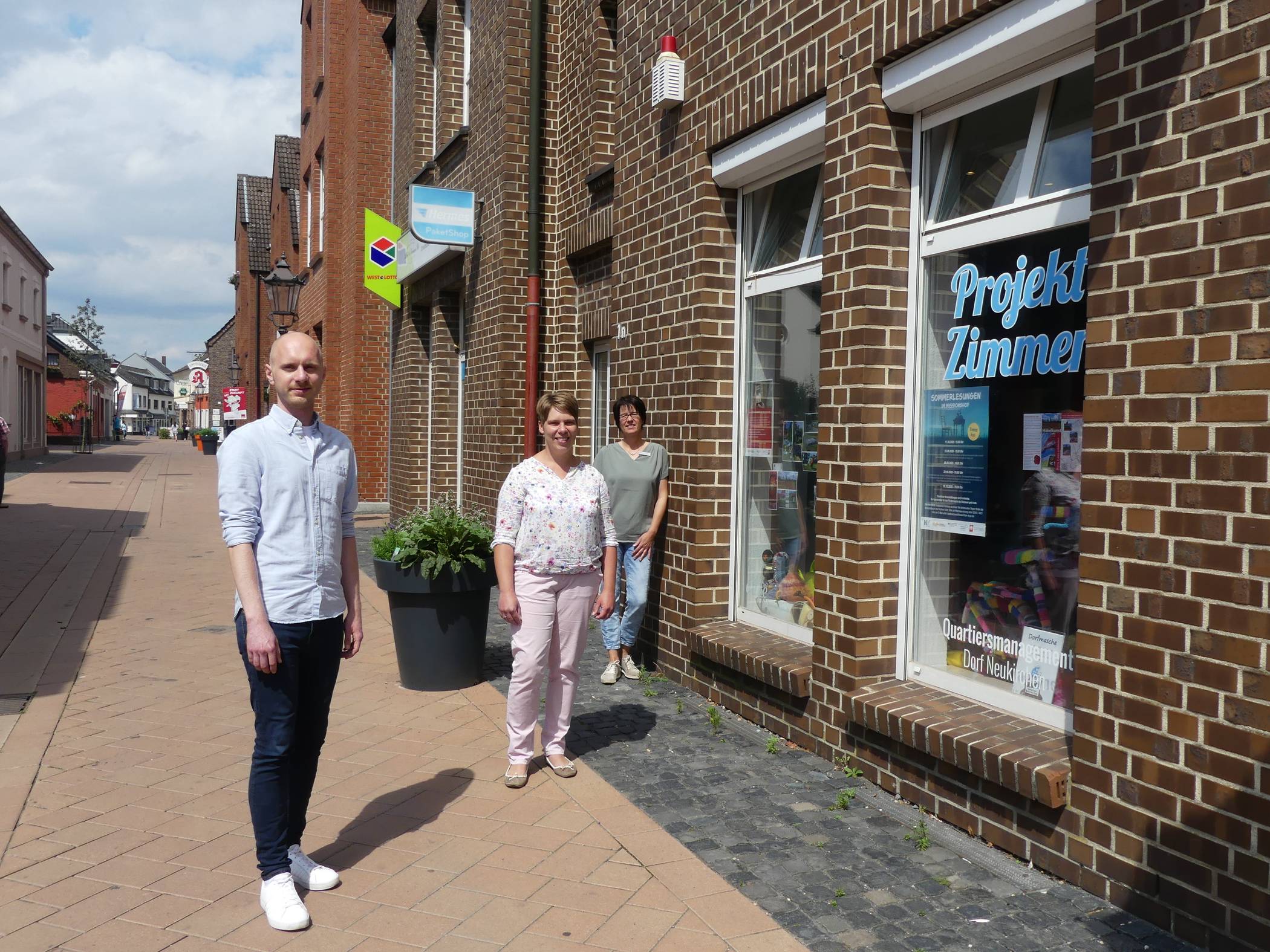  Simon Flick (l.) und Ilka Mainka (m.) sind die Neuen im Quartiersmanagement Neukirchen. Cornelia Hüsch (r.), Leiterin Amt für Bildung, Kultur, Sport und Soziales Stadt Neukirchen-Vluyn, freut sich auf die Zusammenarbeit. 