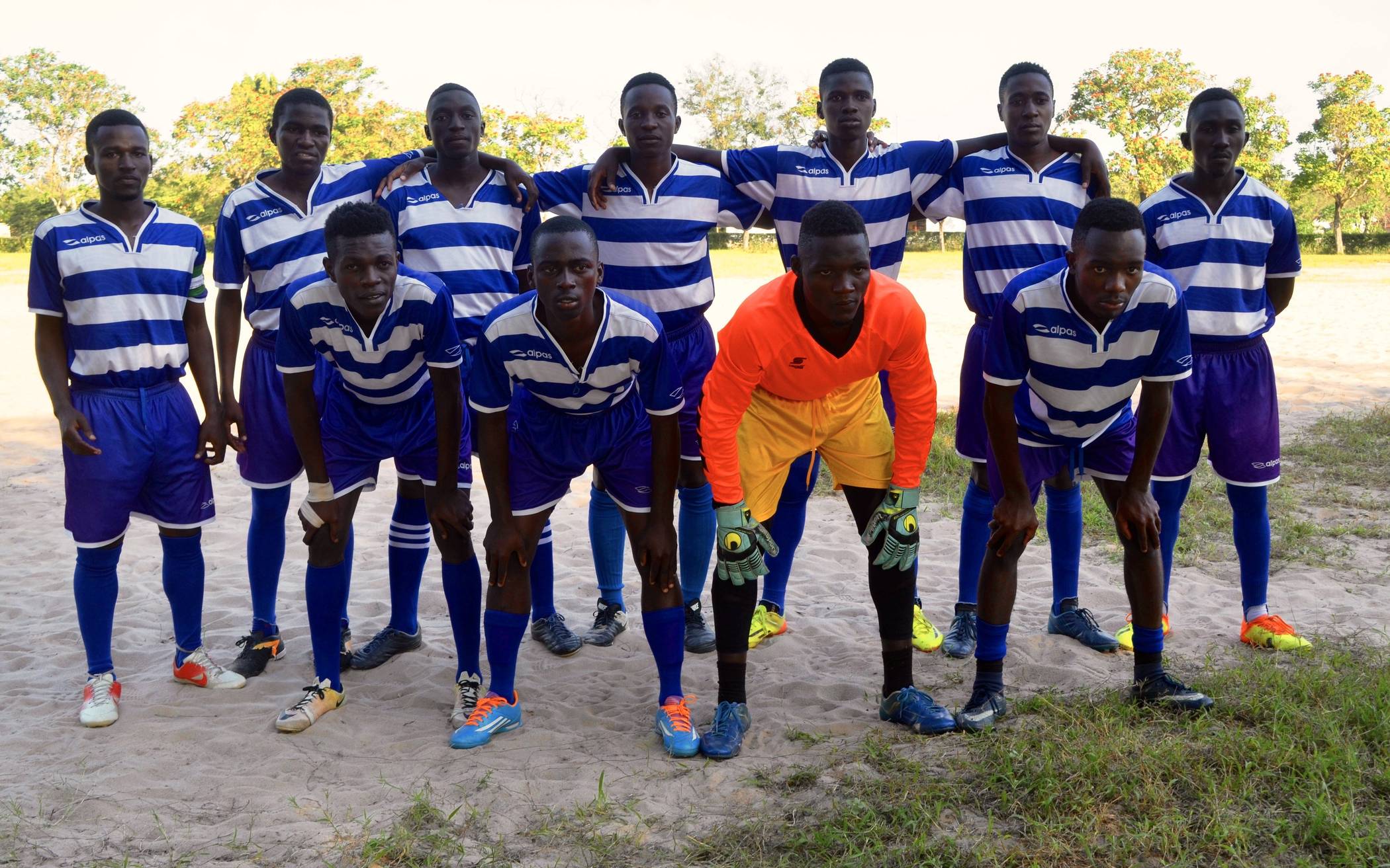 Mit einem MSV-Trikotsatz fing alles an - nun spielen die Straßenfußballer aus dem Stadtteil Gongo La Mboto (Dar es Salaam, Tansania) in der 3. Liga.