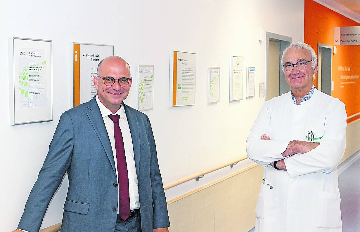 Links Prof. Dr. med. Andreas Kirschniak, der neue Chefarzt der Klinik für Allgemein- und Viszeralchirurgie, rechts Prof. Dr. med. Ulrich Kania, der für die Kliniken Maria Hilf hochverdiente bisherige und nun altersbedingt ausscheidende Chefarzt.