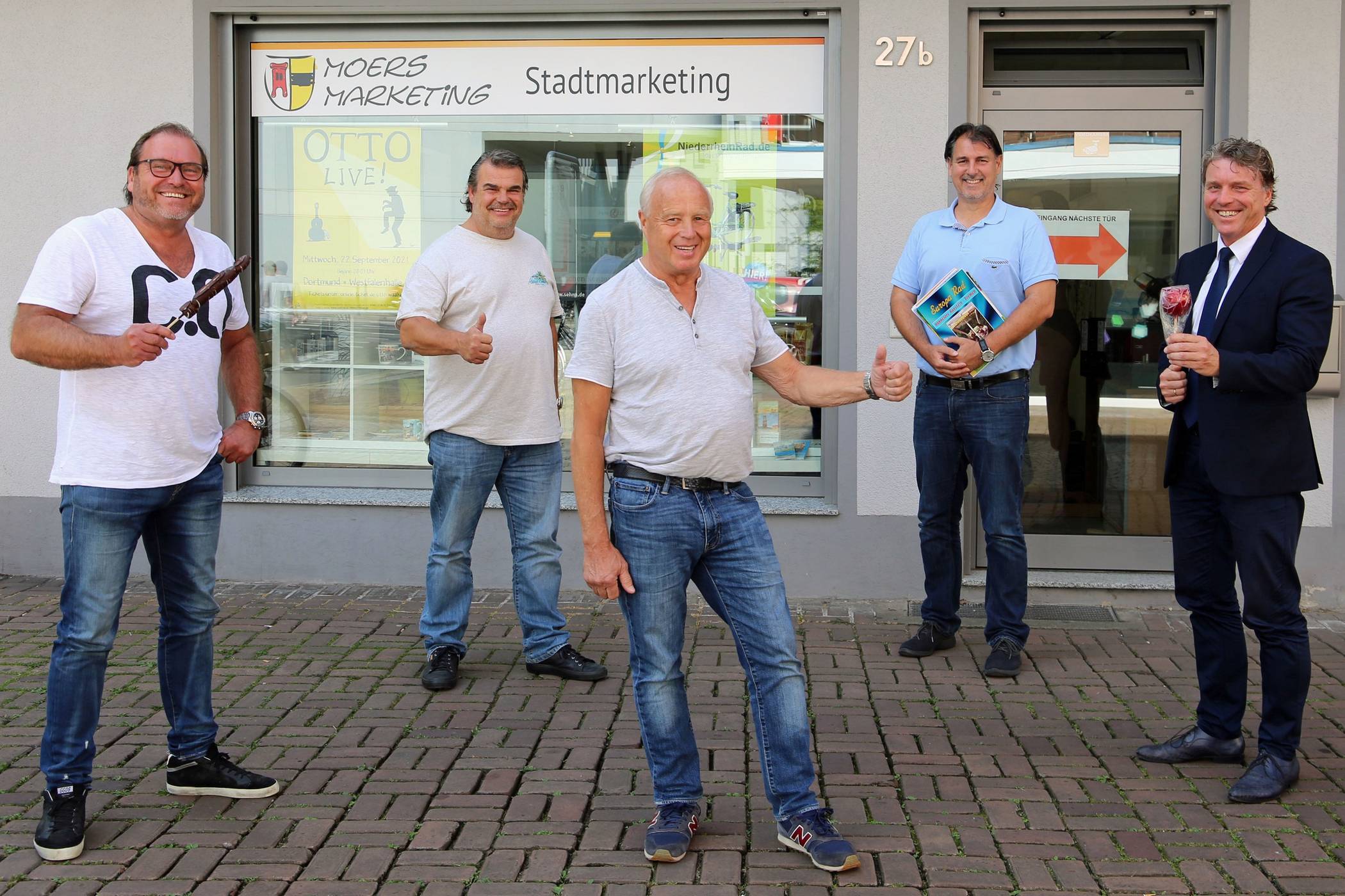  Kandierte Äpfel, viele andere Leckereien und vor allem kleine Fahrgeschäfte und Biergärten gibt es bei „MoFun – Moerser Familienspaß“ vom 4. bis 13. September. Michael Zajuntz, Dirk Aberfeld, Rudi Edling, Michael Birr und Bürgermeister Christoph Fleischhauer (v.l.) freuen sich, dass trotz der Absage der Moerser Kirmes eine Veranstaltung für die Moerserinnen und Moerser stattfinden kann. 