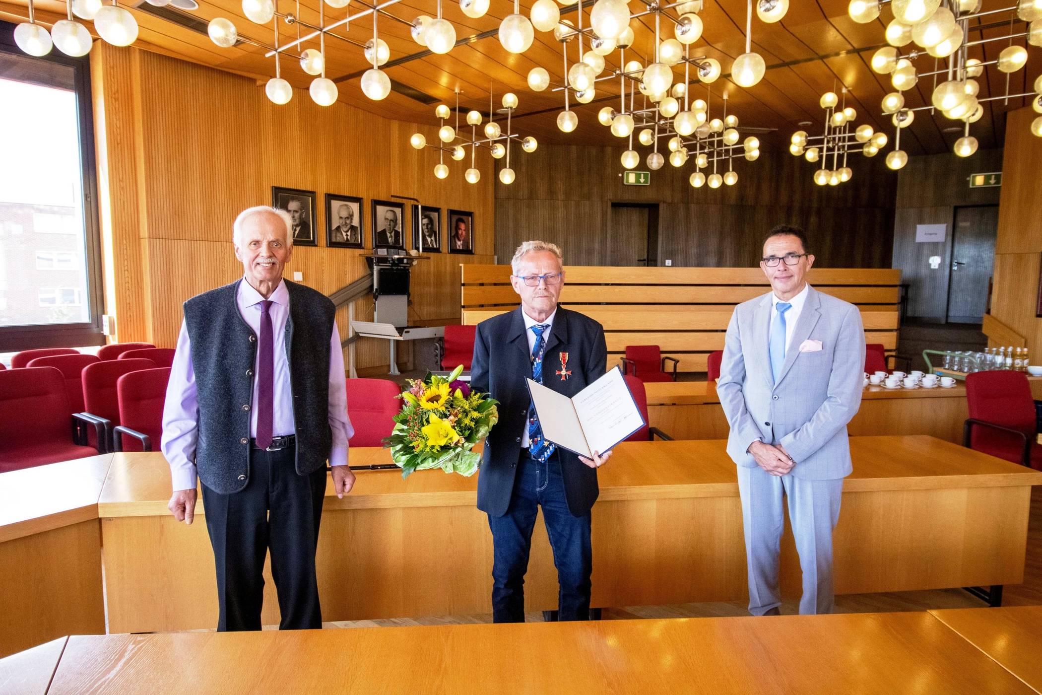 Ehrung im Rathaus (v.l.): Heinrich Heselmann (Stellv. Landrat), Hans-Jürgen Falk und Bürgermeister Christoph Landscheidt.
