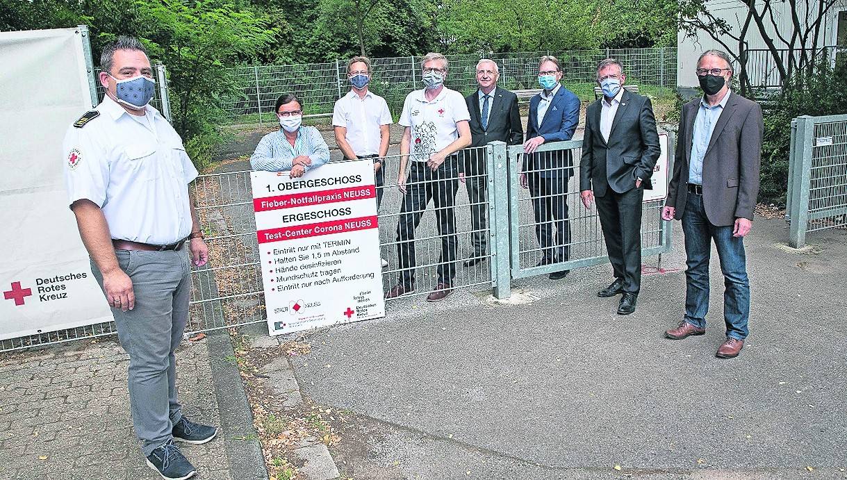 v.r.: Michael Theven, Leiter Sozialamt Stadt Neuss, Landrat Hans-Jürgen Petrauschke, Kreis-Gesundheitsdezernent Karsten Mankowsky, Dr. Dr. Gerhard Steiner, Vorsitzender der Kreisstelle Neuss der Kassenärztlichen Vereinigung Nordrhein, Marc Dietrich, DRK Kreisverband Neuss, Dr. Tobias von Myrow, niedergelassener Arzt in Neuss und Organisator der dortigen Test-Einrichtung, Barbara Albrecht, Kreisgesundheitsamt, und Daniel Brandt, DRK Kreisverband Neuss.