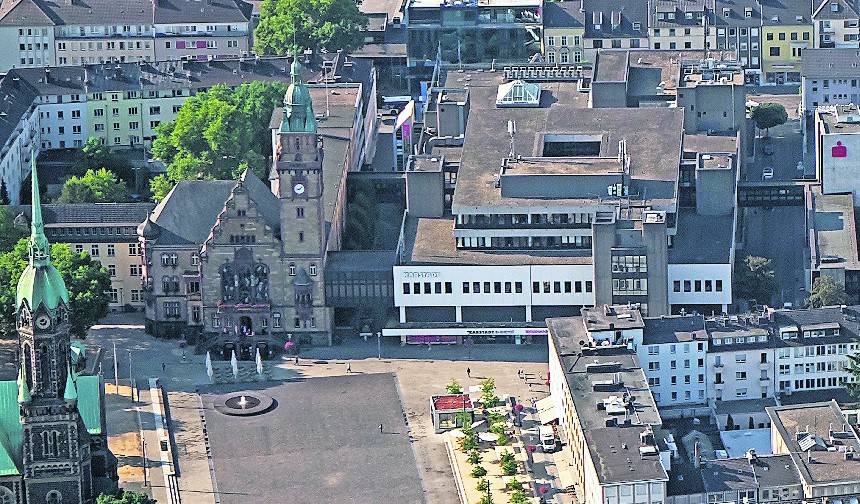  Der Rathaus-Neubau könnte eine neue Chance für das Karstadt-Gebäude bedeuten. 