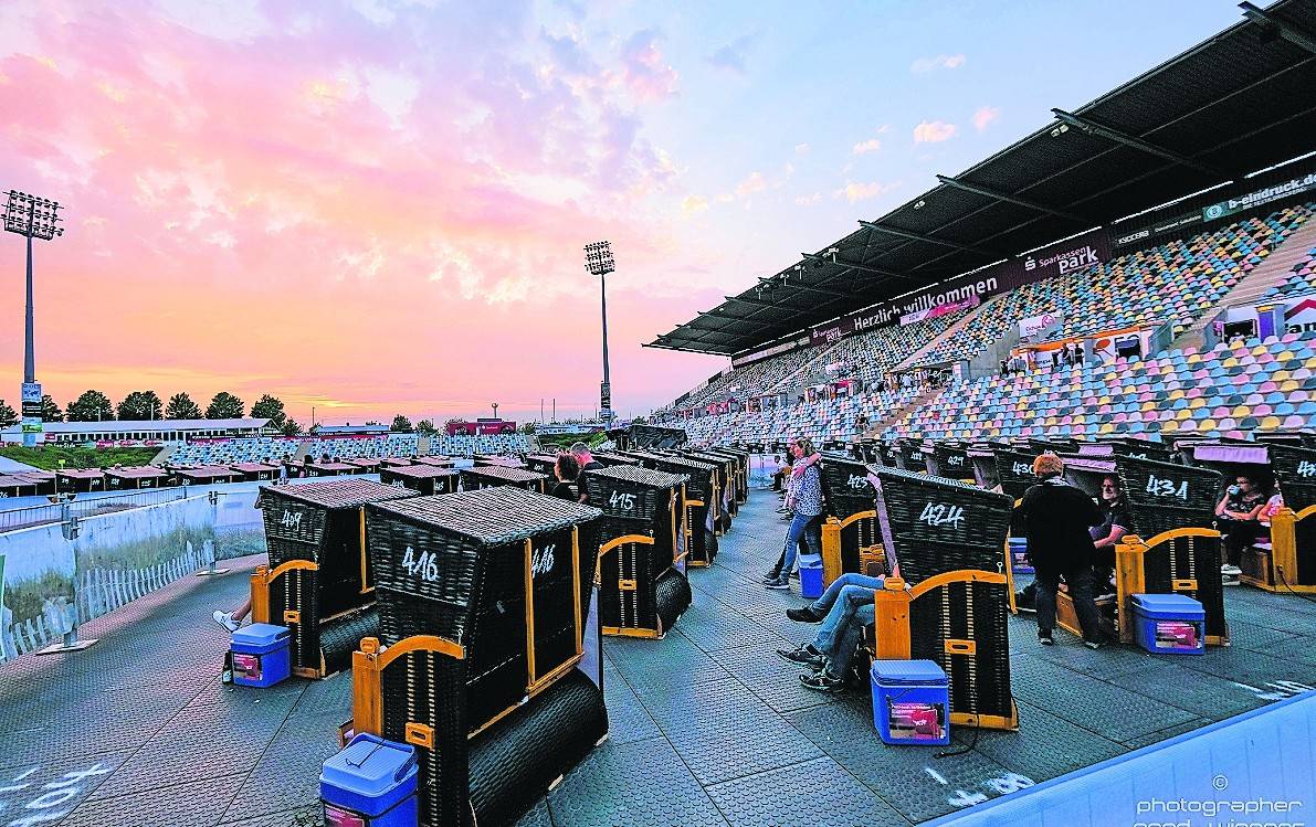  Sommernächte im Strandkorb mit einem kühlen Getränk und guter Musik genießen, das kann man beim Strandkorb Open Air im SparkassenPark. 