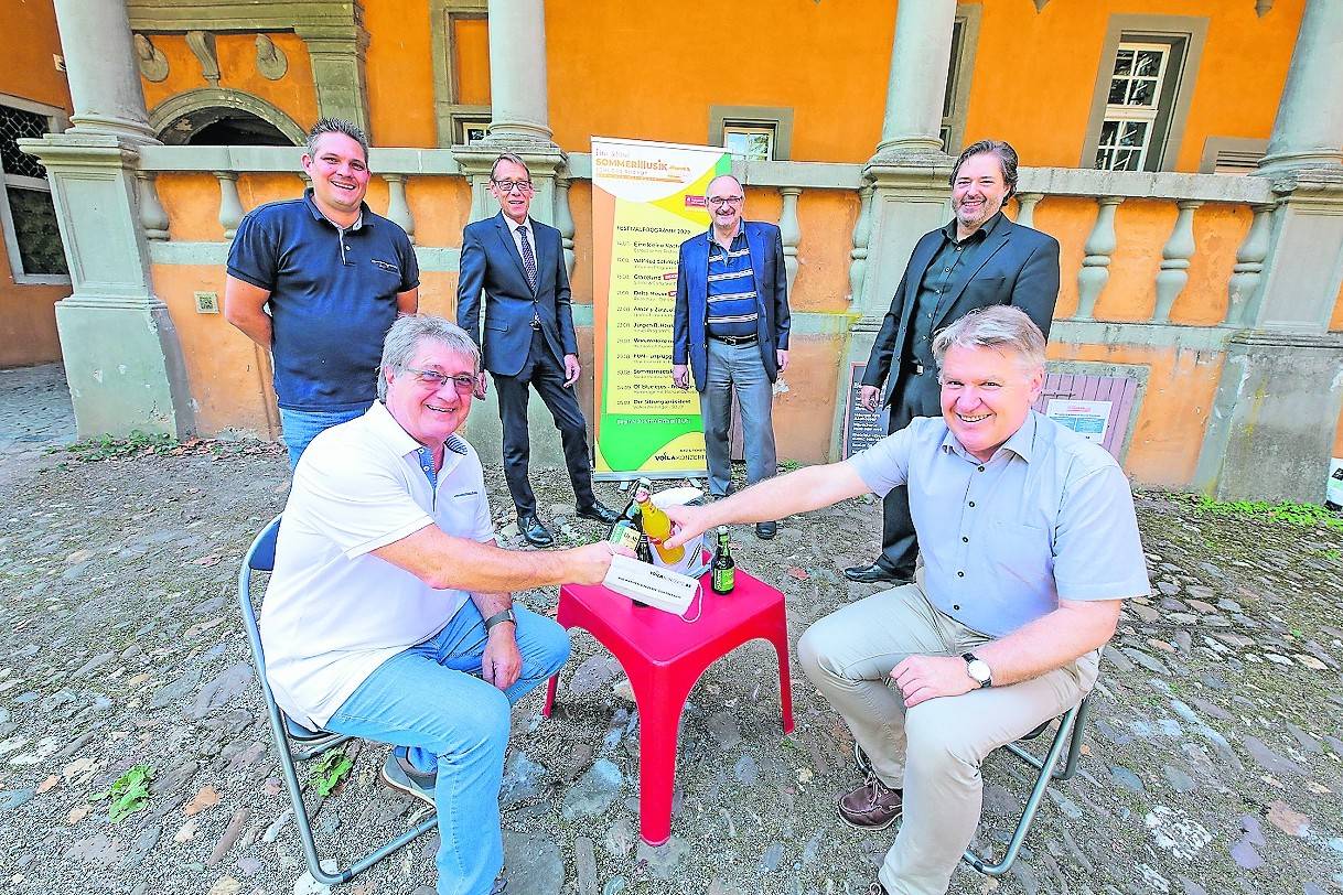  Veranstalter Günter vom Dorp (vorne links) und Museumsleiter Dr. Karl-Heinz Wiegmann (vorne rechts) stoßen auf die „kleine“ SommerMusik an. Im Hintergrund (von links) Christopher Muthig von der Bolten Brauerei, Bernd Ormanns von der Sparkasse Mönchengladbach, Kulturdezernent Dr. Gert Fischer und Dirigent Alexander Steinitz. 