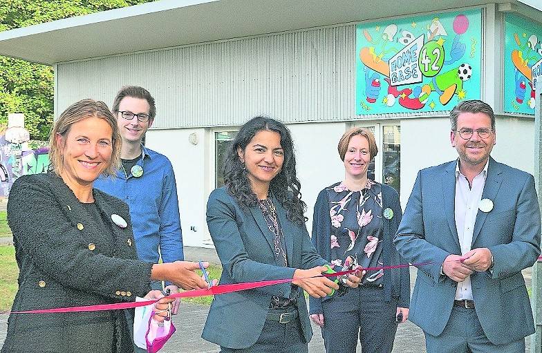 Durchschnitt des symbolischen roten Bandes zur Eröffnung mit (v.l.): Bürgermeisterin Sabine Anemüller, Eric Jürgensen, Cigdem Bern, Dr. Sabine Rau und Thomas Gütgens.