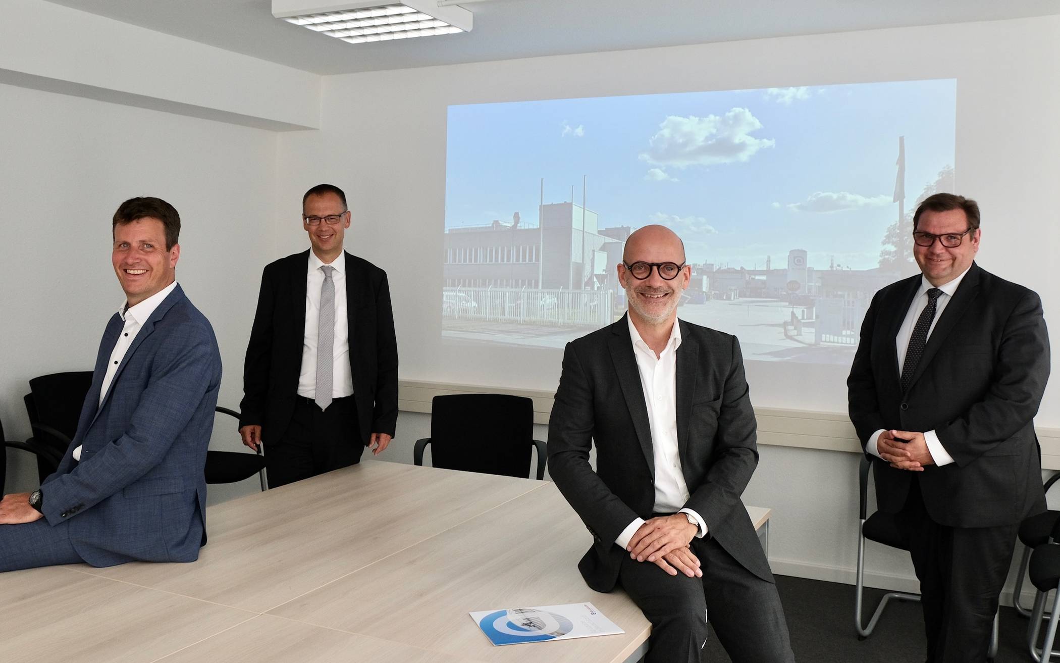 Das Unternehmen Air Liquide stellt seine Erweiterungspläne für Krefeld vor: (v.l.n.r.): Dr. Marius Hackel (Projektmanager Air Liquide), Eckart Preen (Geschäftsführer WFG Krefeld), Thomas Draheim (Leiter des Air Liquide-Werkes Krefeld-Gellep) und Oberbürgermeister Frank Meyer. Foto: Stadt Krefeld, Presse und Kommunikation, L. Strücken