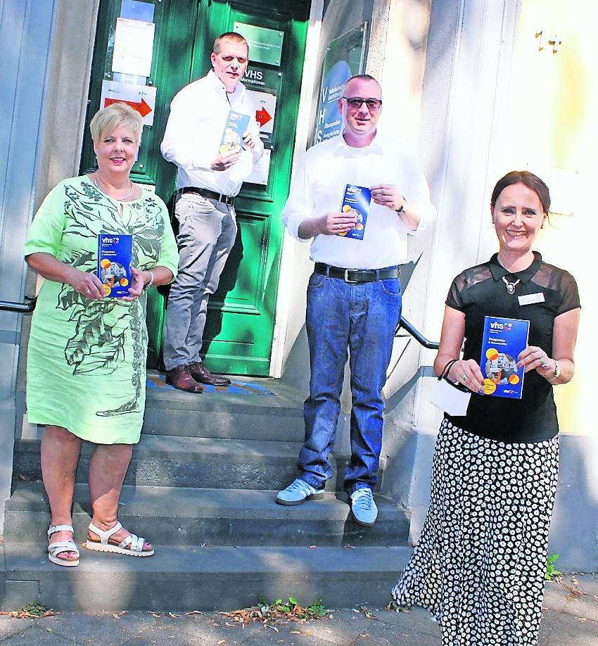  Halten das brandneue VHS-Programm in ihren Händen (v.l.): Ute Piegler, Fachbereichsleiterin für Schule, Sport und Kultur, Alexander Ruth, Programmbereichsleiter und stellvertretender VHS-Leiter, Oliver Kuller, Programmbereichsleiter und Béatrice Delasalle-Wischert, Leiterin der VHS. 