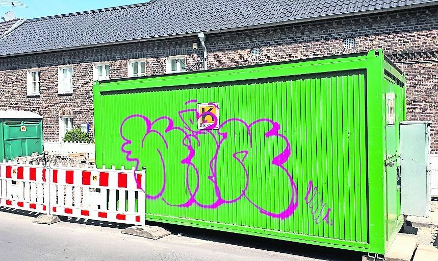  Für Unmut bei den Stadtwerken sorgen auch besprühte Baucontainer und Absperrungen. Quelle: Stadtwerke Meerbusch 