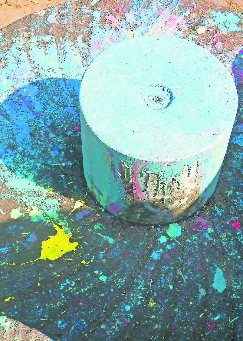 In der Nacht von Samstag auf Sonntag vor einer Woche haben unbekannte Schmierfinken das Mühlendenkmal verunstaltet (kl.