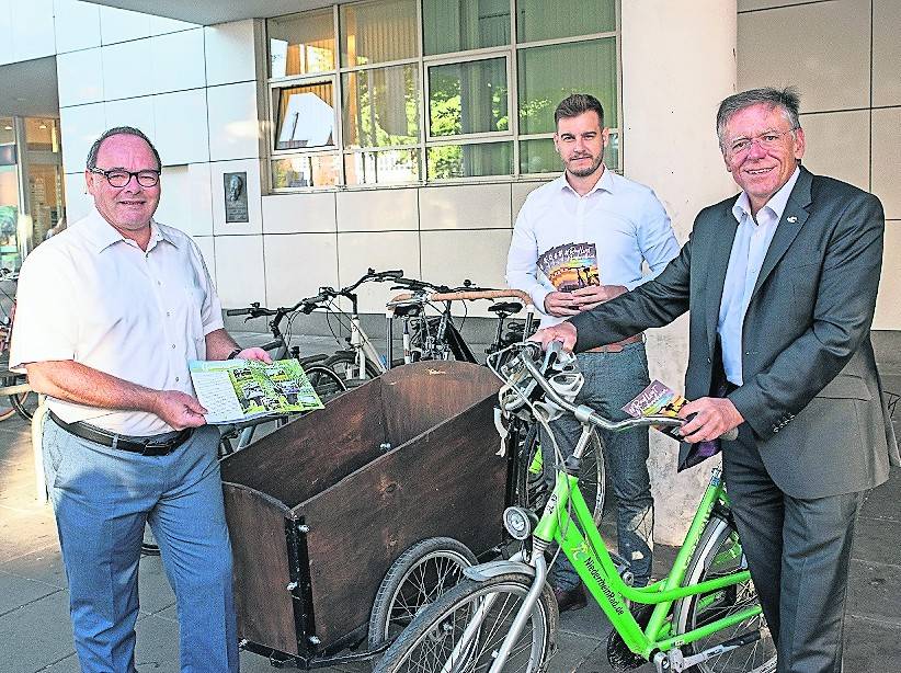  Landrat Hans-Jürgen Petrauschke (r.) präsentiert gemeinsam mit Amtsleiter Robert Abts und Michael Russ von der Kreiswirtschaftsförderung (v. l.) den jetzt zum Projekt #RadLustNiederrhein erschienenen Flyer. 