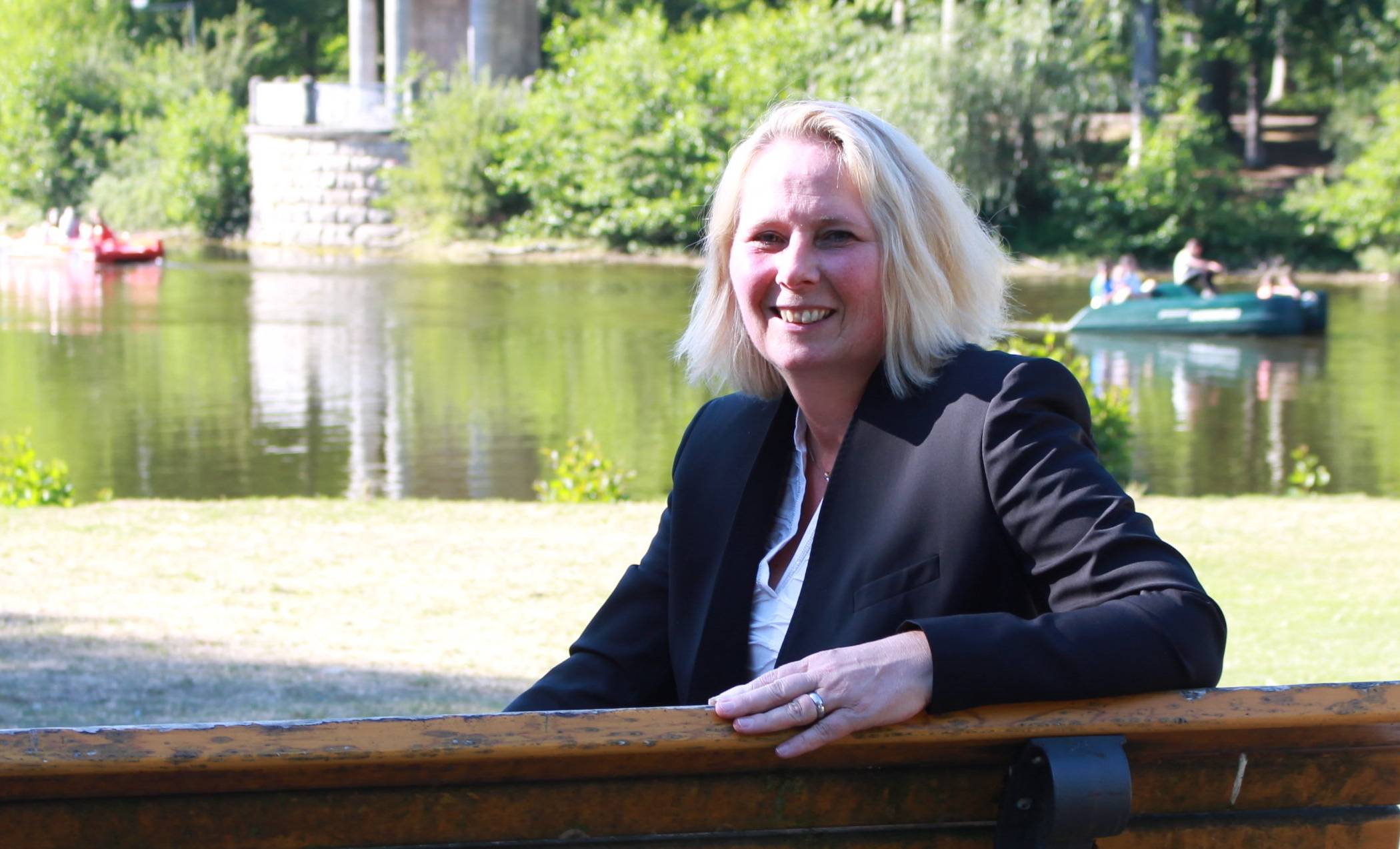  Auf der Bank im Stadtwald: Vom Alltagsstress kann Kerstin Jensen hier in der grünen Idylle mit Blick auf den See am besten abschalten. Aber eigentlich hat sie auch ganz gern tüchtig was um die Ohren.  