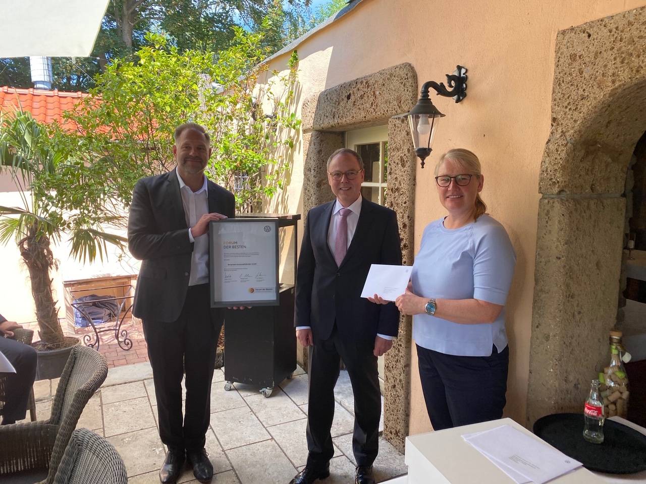  Die Auszeichnung wurde Hermann Borgmann übergeben von Michael Arndt, Leiter Vertrieb Deutschland, und Jutta Friese, Leitung Vertrieb Region West. 