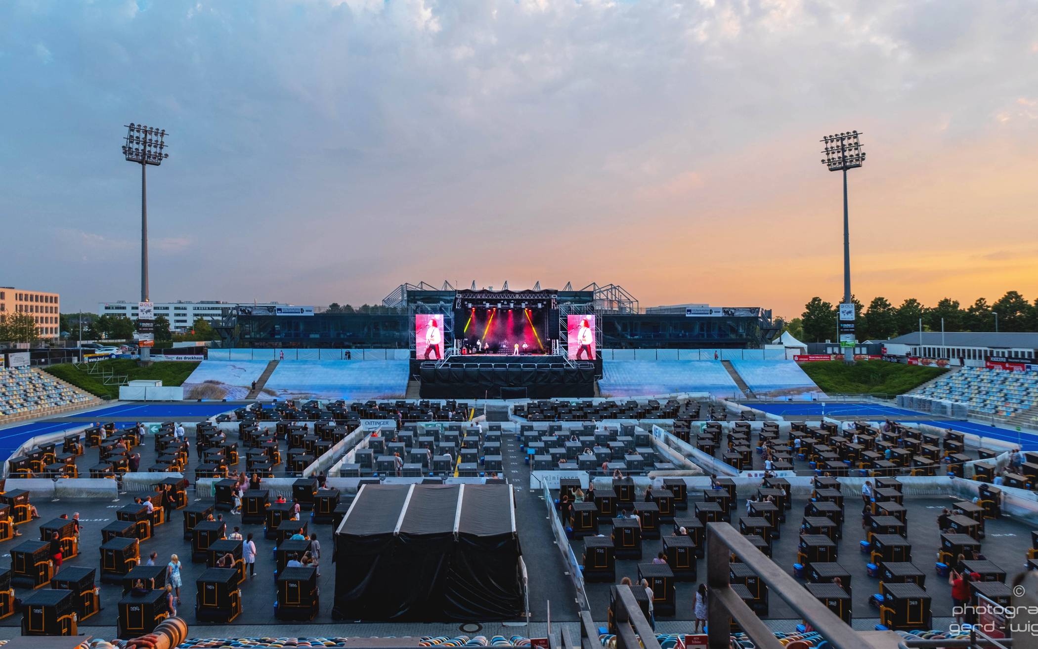 In den kommenden sieben Wochen wird so gut wie kein Tag vergehen, an dem beim „Strandkorb Open Air“ keine Live-Show stattfinden wird.