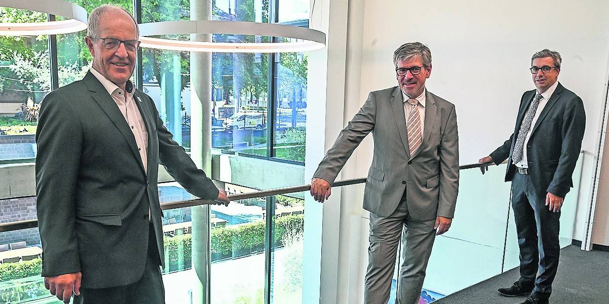 Für das Foto corona-bedingt auf Abstand, in der Sache aber vereint: Oberbürgermeister Hans Wilhelm Reiners, WFMG-Geschäftsführer Dr. Ulrich Schückhaus und Prokurist David Bongartz (v.l.) blicken auf ein erfolgreiches Jahr 2019 bei der Wirtschaftsförderung zurück.