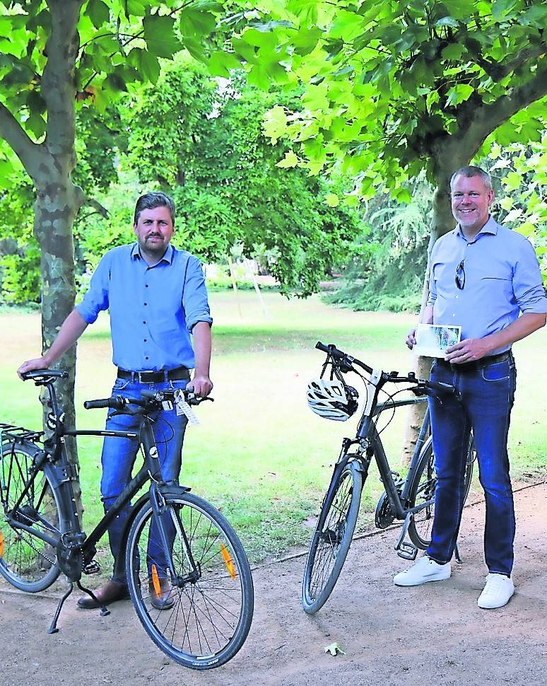  Landrat Dr. Andreas Coenen und Peter Hoffmann, stellvertretender Leiter des Amtes für Bauen, Landschaft und Planung, mit der neu aufgelegten Broschüre „Den Kreis auf zwei Rädern erkunden – sechs ausgewählte Radtouren für 2020“. Die Broschüre ist ab sofort kostenlos erhältlich. 