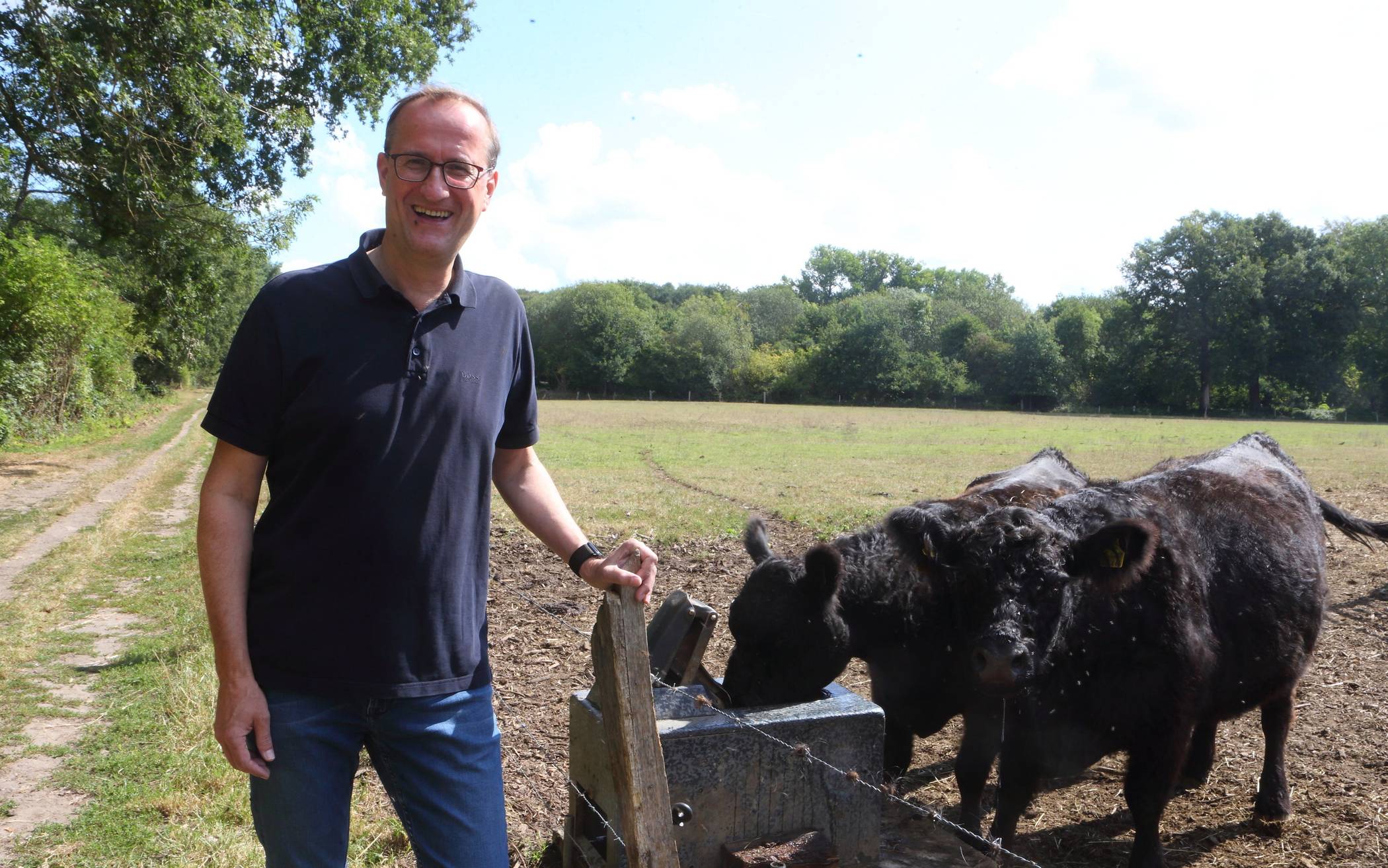  Eine Holzbank nahe der „Galloway-Wiese“ am Rohrammerdyk ist der aktuelle Lieblingsplatz des Grünen-Spitzenkandidaten Thorsten Hansen. Hier im Hülser Bruch spaziert er sehr häufig mit seiner Hündin Nele.					            Foto: Samla 