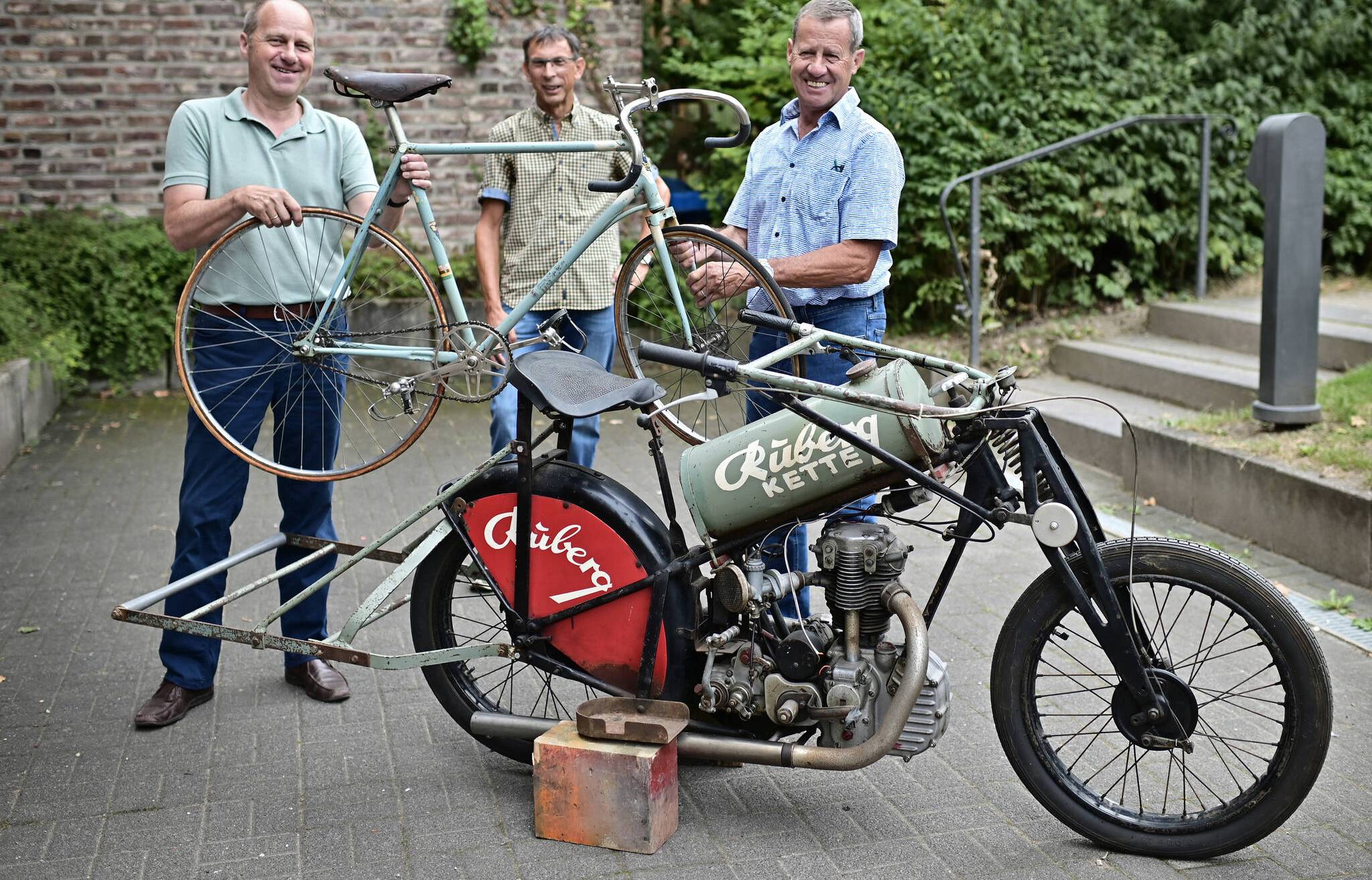 Ausstellung zur Krefelder Sportgeschichte: v. l.: