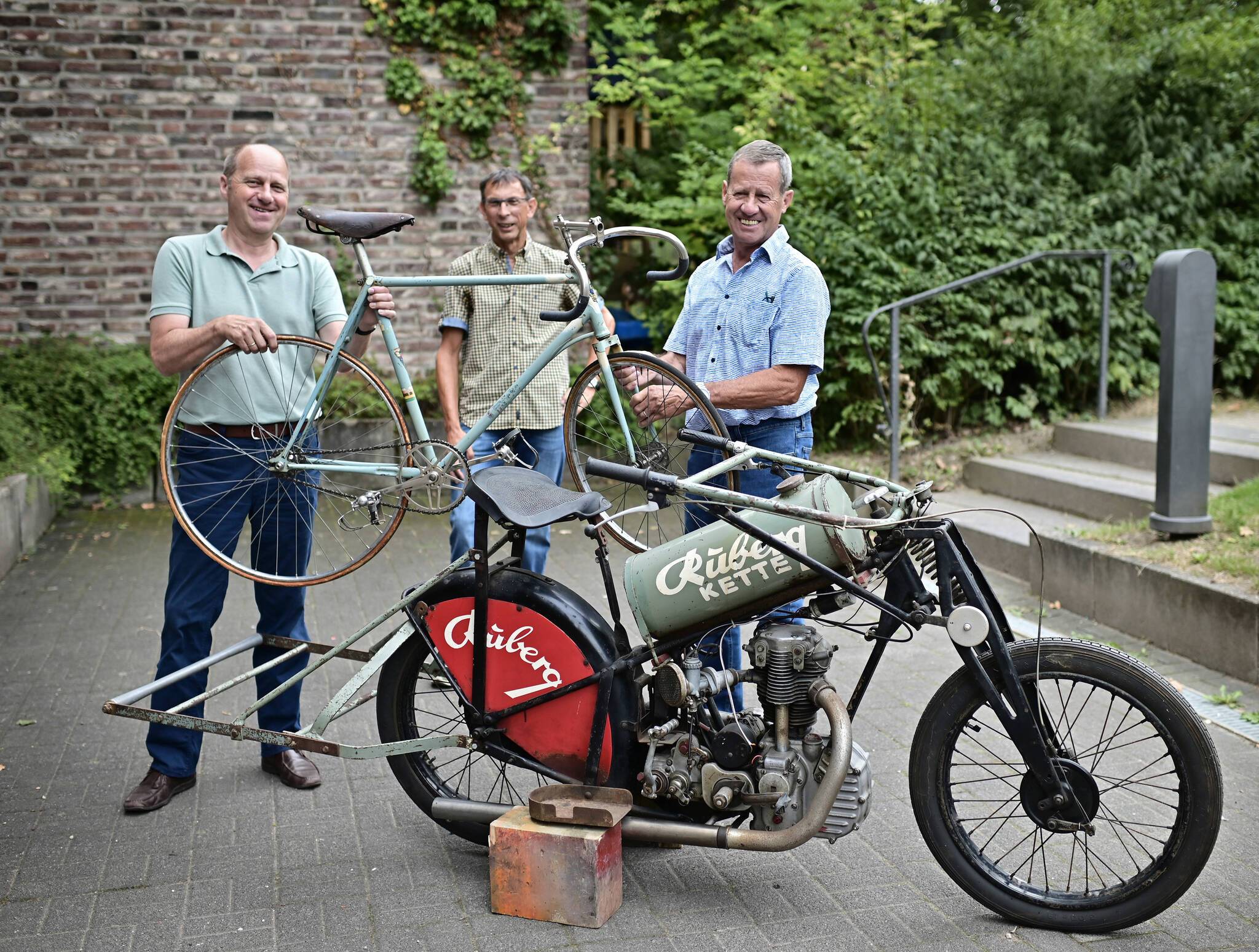 Ausstellung zur Krefelder Sportgeschichte: v. l.: Christoph Dautermann mit Gerd Zeidler und Herbert Hoenen vom RSV Staubwolke Krefeld.