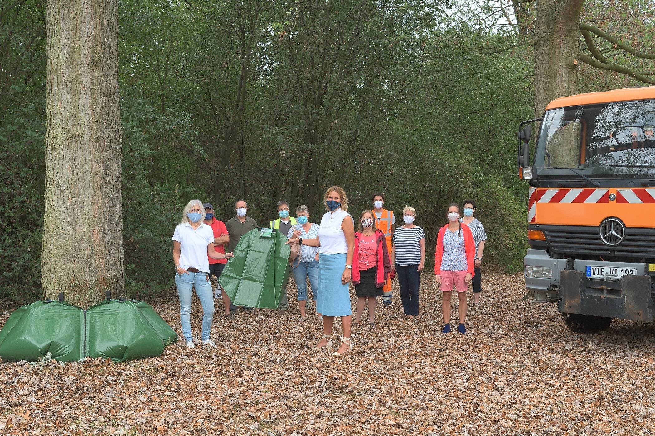   Bürgermeisterin Sabine Anemüller begleitete die Übergabe von Wassersäcken und informierte sich. 