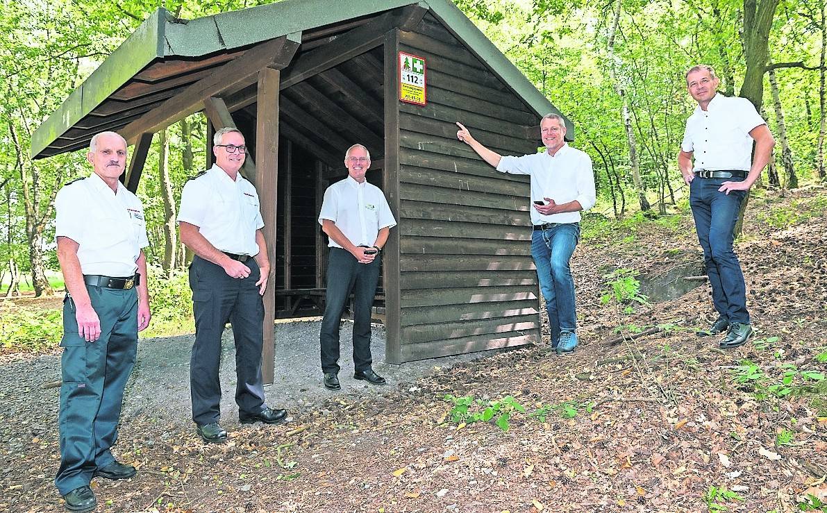 V.l.n.r.: Heinz-Georg Lenssen, Leiter der Kreisleitstelle, Rainer Höckels, Kreisbrandmeister und Leiter des Amts für Bevölkerungsschutz, Michael Puschmann, Geschäftsführer des Naturparks Schwalm-Nette, Landrat Dr. Andreas Coenen und Andreas Budde, Dezernent für Planen, Bauen und Umwelt, besichtigten einen Rettungspunkt an einer Schutzhütte.