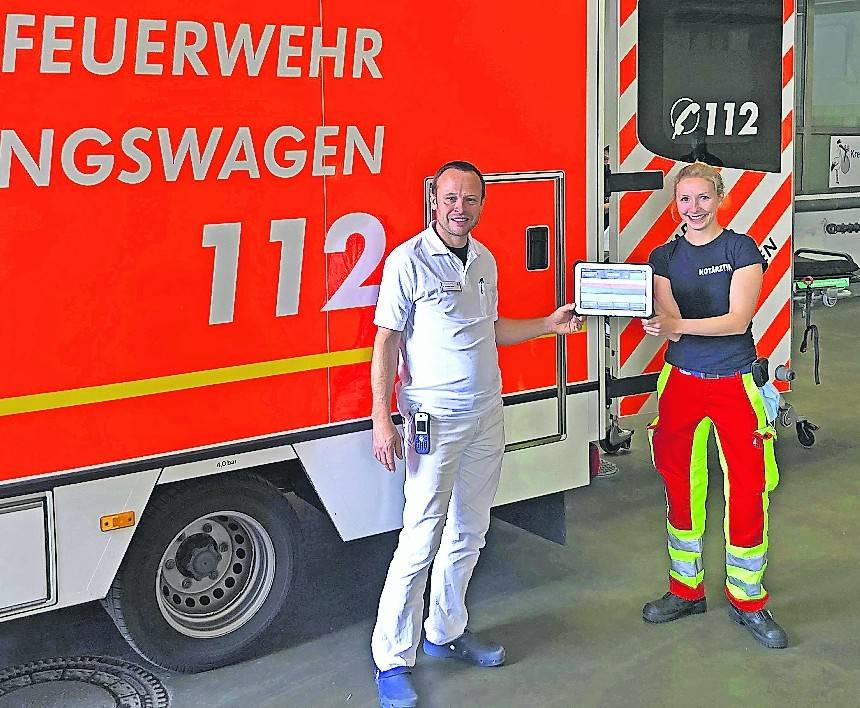  Notärztin Dr. Gesa Mund sendet direkt über ein Tablet aus dem Rettungswagen alle Patientendaten in das digitale Verwaltungssystem des Krankenhauses Neuwerk. Der Leiter der Notfallambulanz, Dr. Thorsten Reith, kann die Daten sofort auswerten. 