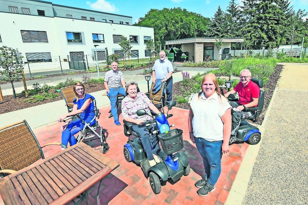  Vor-Premiere im Senioren-Scooter-Park mit der ersten Kursteilnehmerin Hilde von Gehlen (M.), Aufsichtsratsvorsitzendem Norbert Post(hinten r.), Geschäftsführer Helmut Wallrafen (hinten l.) und dem Team der Sozial-Holding. 