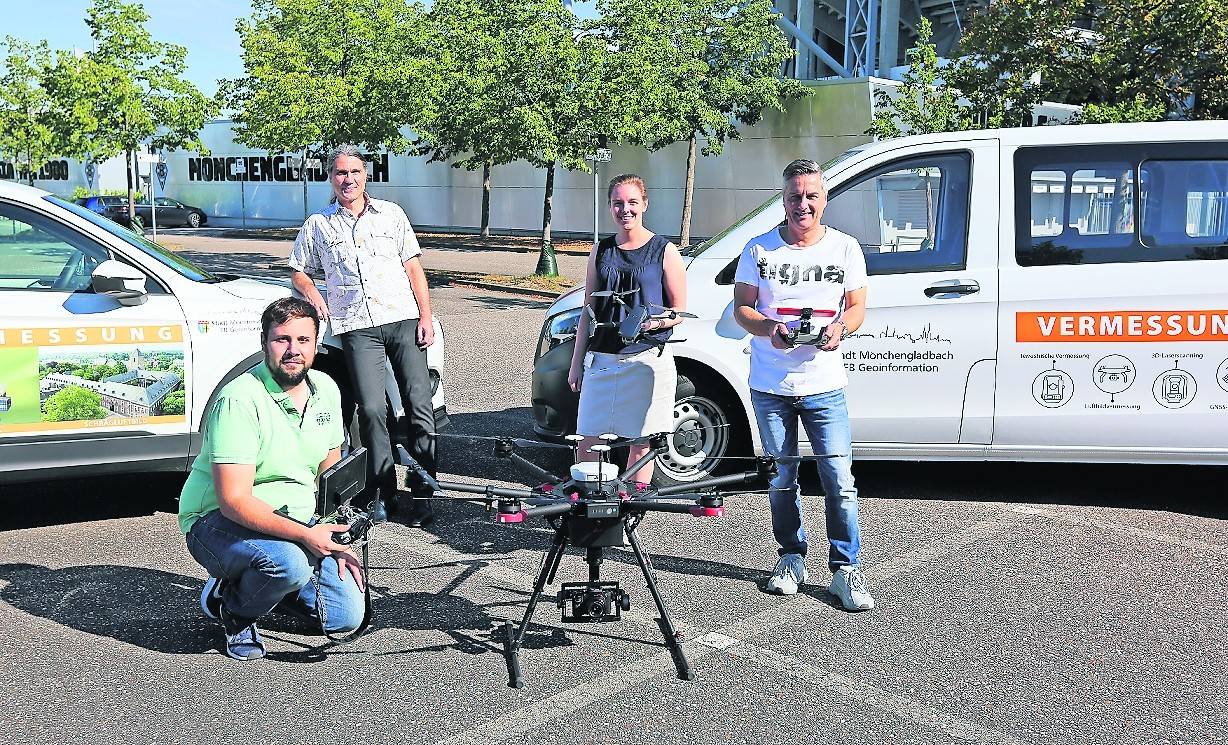 Die Drohne als Flugtaxi: Rüdiger Zachert, Leiter des Fachbereichs Geoinformation (2.v.l.), und die Vermessungsabteilung des Fachbereichs mit Tobias Tutko (l.), Annemarie Reusch und Uwe Kotowski haben das Forschungsprojekt SkyCab mit ihrer Technik unterstützt.