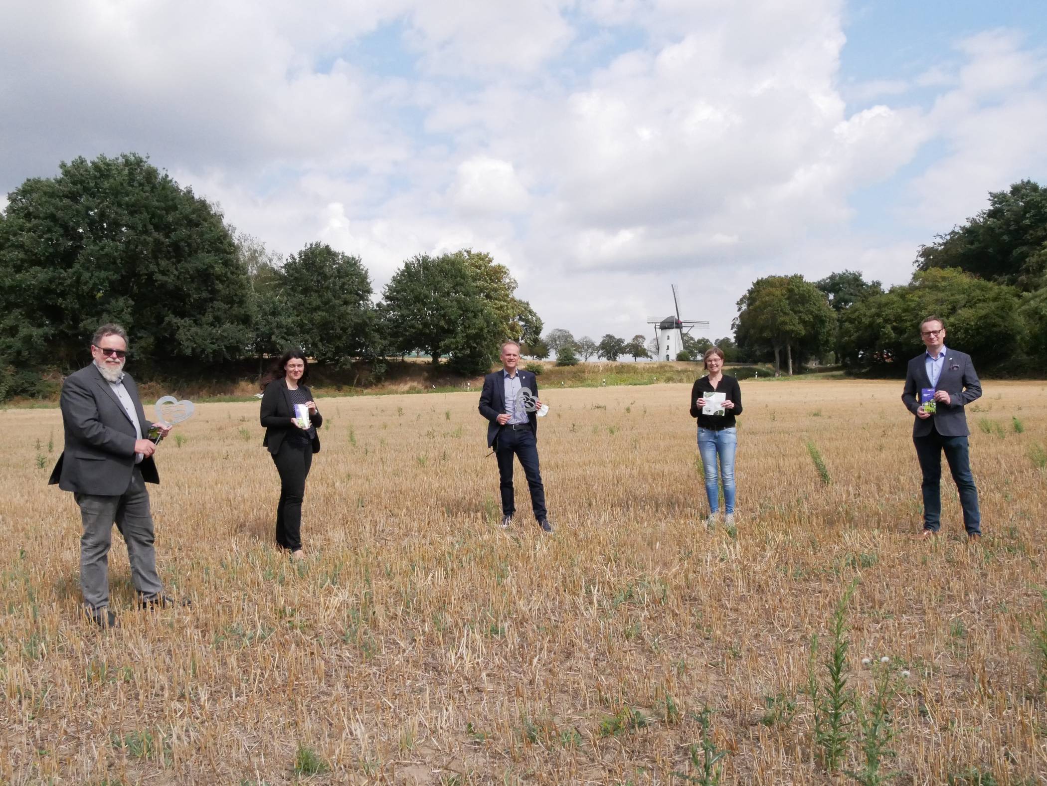  Heinrich Ophoves (Ortsvorsteher Hinsbeck), Sabine Monz (Zentralbereich Wirtschaft und Marketing), Bürgermeister Christian Wagner, Heike Meinert (Betriebsbereich Stadtgrün), Dr. Michael Rauterkus (Erster Beigeordneter und Betriebsleiter NetteBetrieb) im „Jubiläumspark“, der entstehen soll. 
