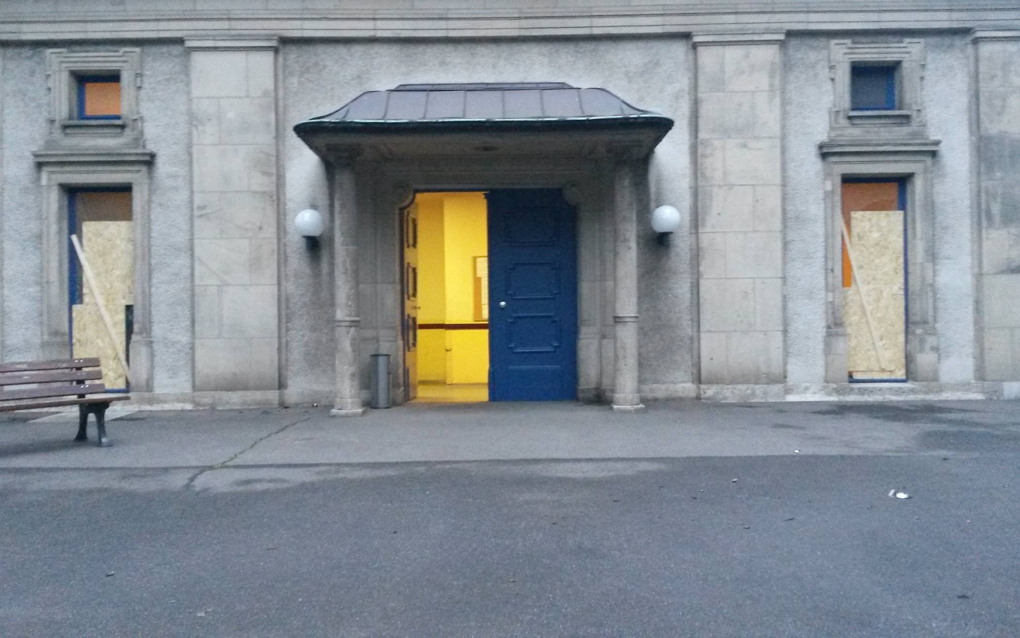 Attacke auf Trauerhalle