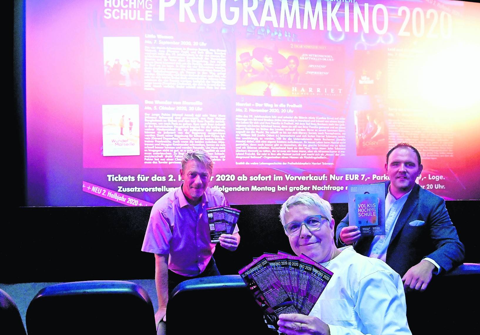 VHS-Leiter Dr. Thomas Erler, VHS-Filmverantwortliche Dr. Barbara Volkwein und Markus Brinkmann, Comet Cine Center, stimmten am Mittwoch auf das neue VHS-Programmkino ein.