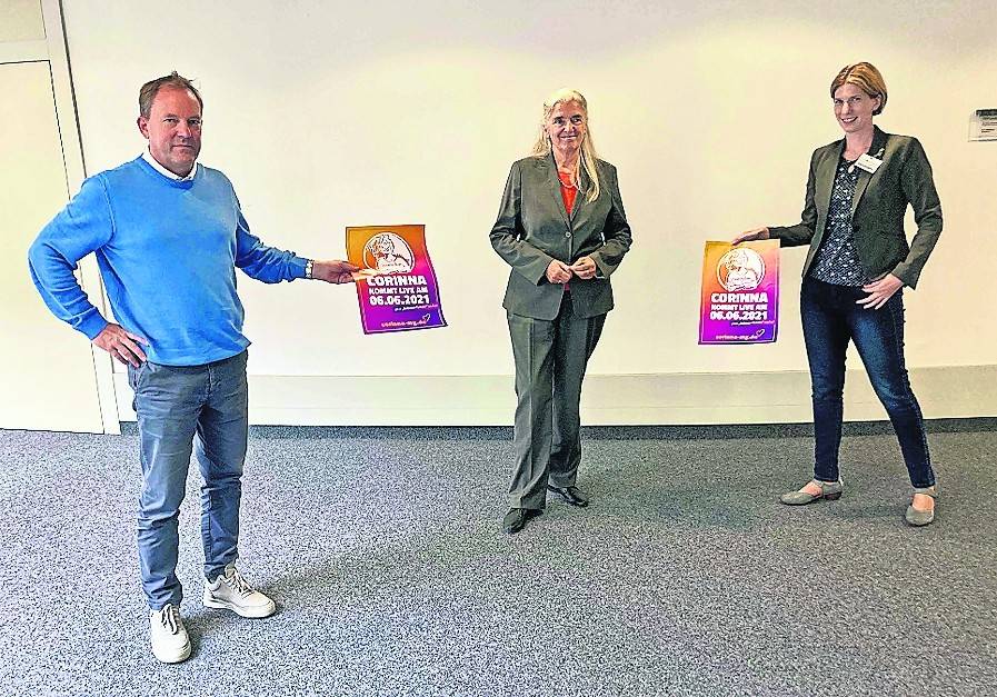 NRW-Kultusministerin Isabel Pfeiffer-Poensgen (Mitte) mit dem Corinna-Vorsitzenden Michael Hilgers und seiner Stellvertreterin Miriam Colonna.