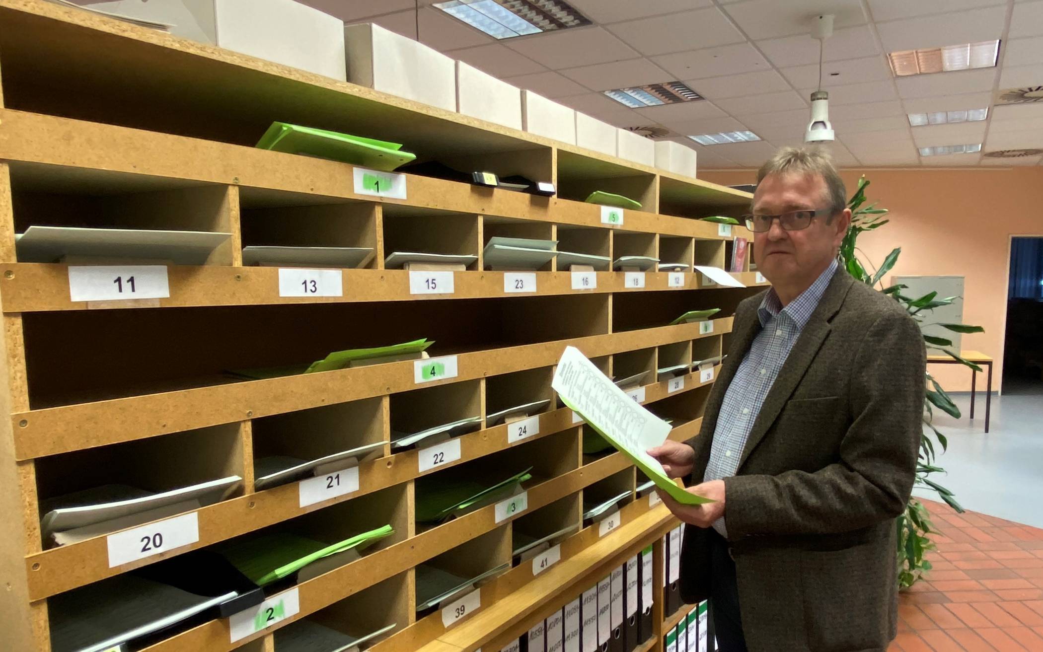  Hans-Jürgen Neuhausen, Leiter der Abteilung Statistik und Wahlen im Fachbereich Bürgerservice, zeigte uns das Briefwahlbüro.     Foto: Zellen 
