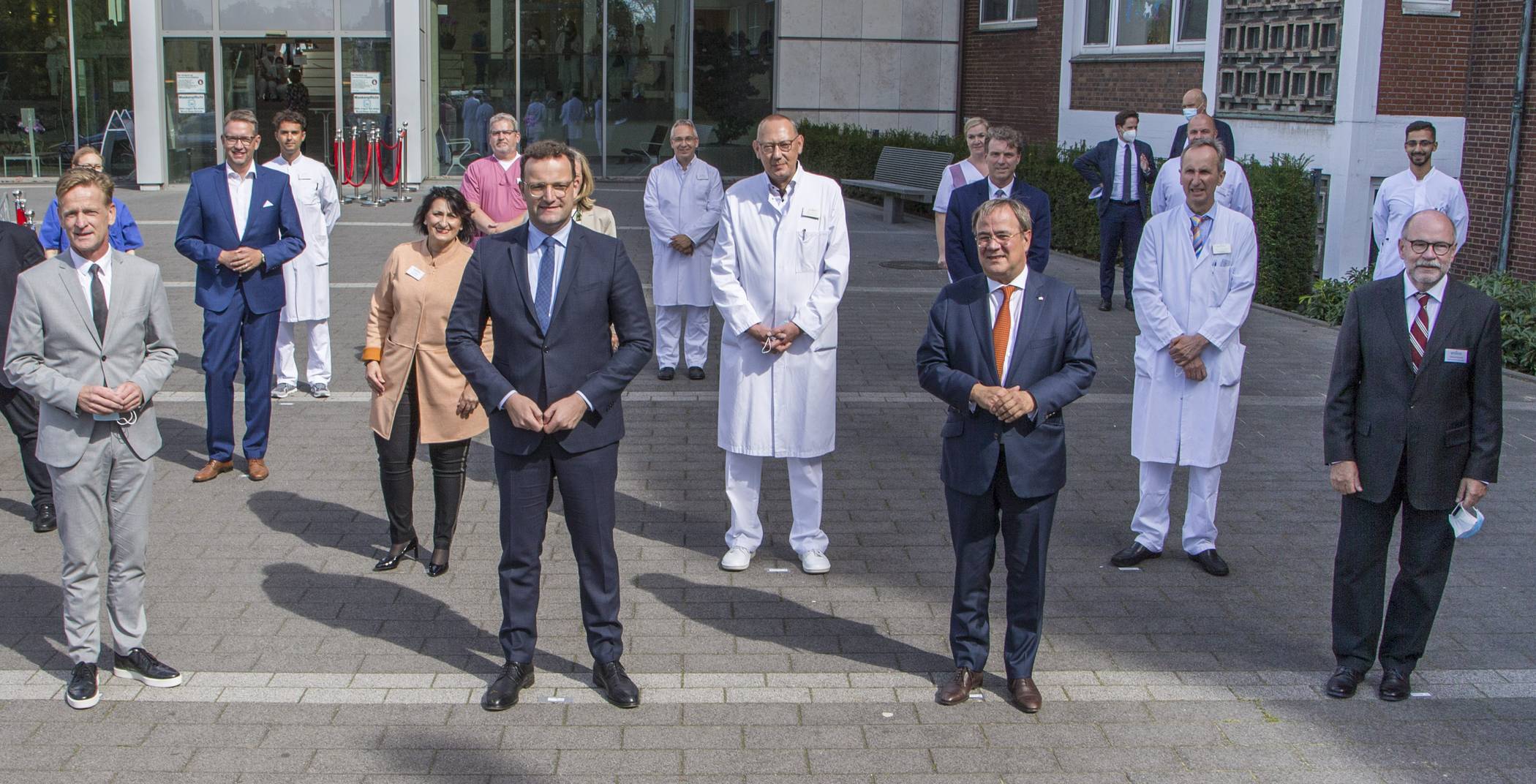 (v. l. n. r.) 1. Reihe: Stiftungsratvorsitzender Otfried Kinzel, Ministerpräsident des Landes NRW Armin Laschet, Bundesgesundheitsminister Jens Spahn, Vorstand der Stiftung Dr. Ralf Engels. 2. Reihe: Ärztlicher Direktor Dr. Christoph Chylarecki, Chefarzt der Lungenklinik Dr. Thomas Voshaar, Pflegedirektorin Angelika Linkner. 3. Reihe: Bürgermeister Christoph Fleischauer, Bundestagsabgeordnete Kerstin Radomski, Landratskandidat Ingo Brohl. 4. Reihe: Frau Fechner, Herr Fisteag, Herr Milkereit, Dr. Kambartel, Frau Blum, Dr. Stais, Herr Salloum.