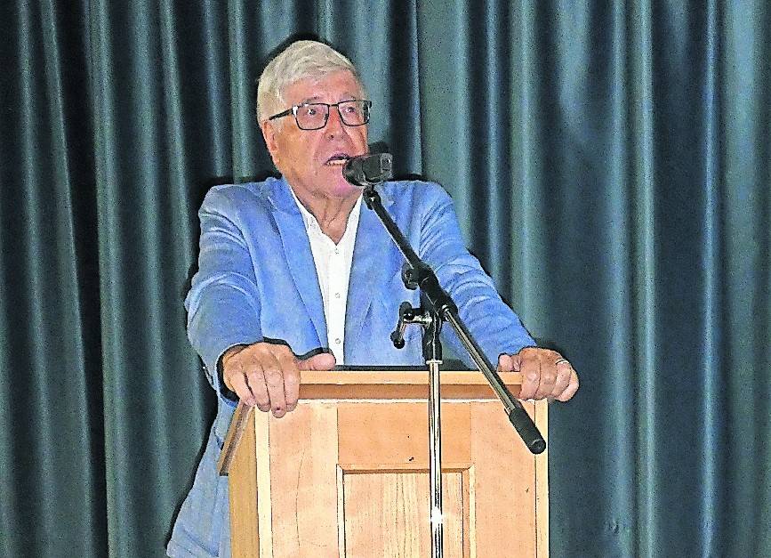 Der Vorsitzende Dr. Lothar Beseler bei einer Mitgliederversammlung des Meerbuscher Kulturkreises.